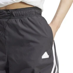 Short Tissé Femme Adidas Future Icons 3 Stripes 10 Short Tissé Femme Adidas Future Icons 3 Stripes -BULLPADEL Soldes Magasin adidas ip1568 6 apparel on model detail view 1 white