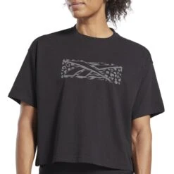 T-shirt Femme Reebok Graphic Essentials 11 T-shirt Femme Reebok Graphic Essentials -BULLPADEL Soldes Magasin reebok ht2376 5 apparel on model detail view 1 white